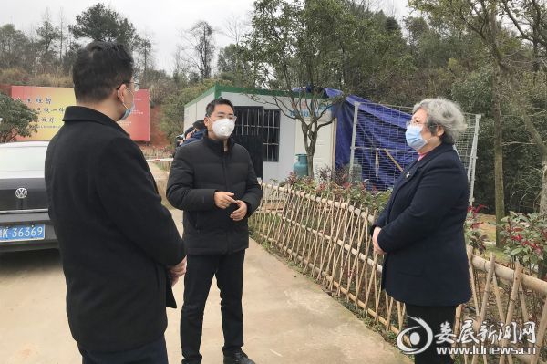 （在湖南天柱山禽业综合开发有限公司，省人大代表、总经理龚光辉向石艳萍一行介绍了当前公司养殖场疫情防控工作，反映了疫情期间所受到的影响和存在的问题）