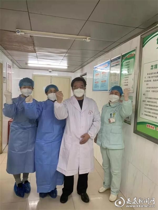 <p>李健（左一）与指导工作的院长李红辉（右二）合影</p>