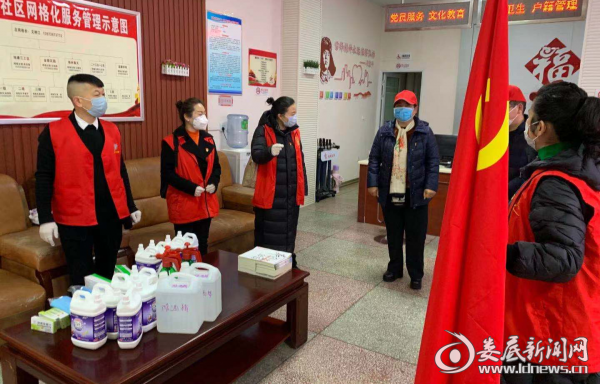 （2月13日，娄底市地域文化传承研究中心走进娄星区福岭社区开展“众志成城防疫情、党员干部践初心”主题党日活动，让党旗在疫情防控一线高高飘扬。）