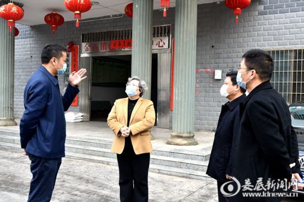 石艳萍在涟源市金石镇与乡镇干部交流，要求夯实网格化管理疫情防控体系，筑牢群防群控防线