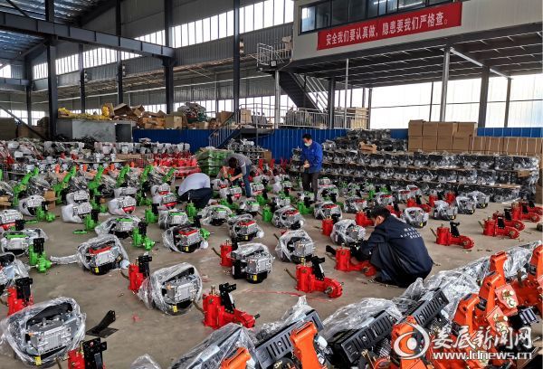 （工人们正在装配微耕机）