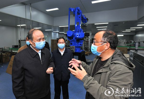 毛健刚（左）在回春堂药业指导企业复工复产