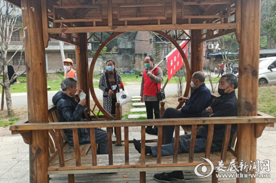 （工作队队员们对社区居民进行劝导）