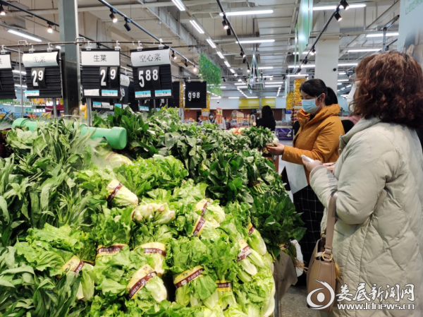 （娄底市市场监督管理局价格监管人员对市中心城区商超进行市场价格调查核实）