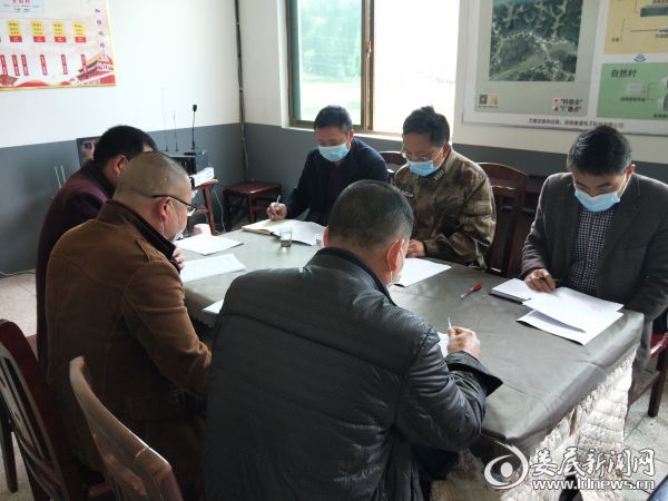 第一张照片是市委常委、娄底军分区政委罗玉生在新化县水车镇大同村督战脱贫攻坚工作