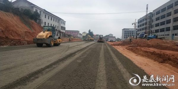 古溪街项目底基层收尾段即将完成