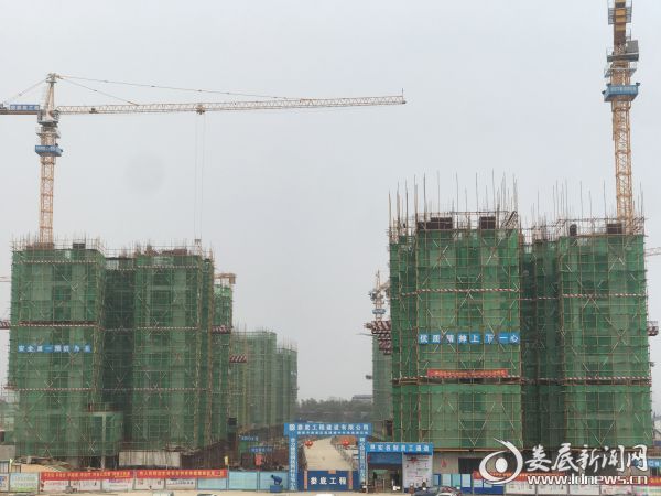 安置区项目近期对比照片                  （肖卓供图）