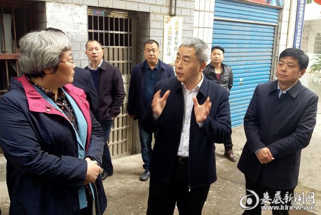 石艳萍在蓝田街道办事处光文社区了解人大代表联系群众工作站建设情况