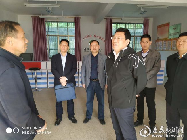 （华学健详细询问贫困户相关情况）