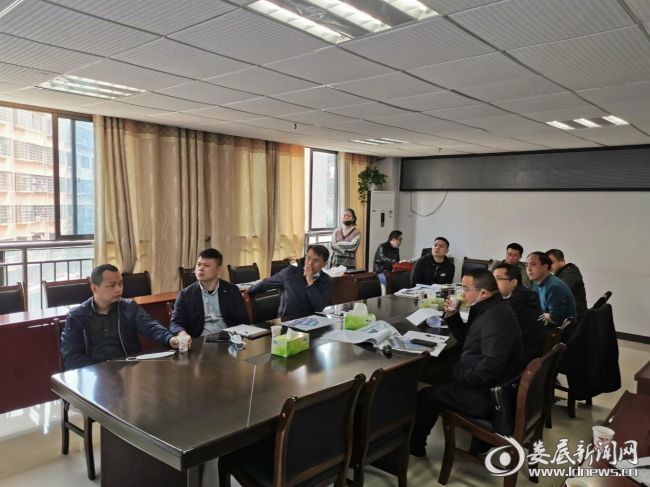 （4月14日上午，娄星工业集中区召开海特工程机械配套产业园项目及舒驰美德门窗幕墙加工项目方案设计研讨会）