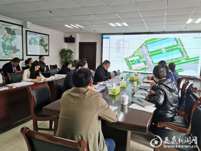 （4月14日上午，娄星工业集中区召开海特工程机械配套产业园项目及舒驰美德门窗幕墙加工项目方案设计研讨会）