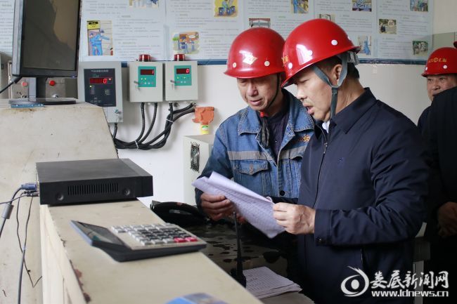 （毛健刚一行首先来到斗笠山镇汇源焦化有限公司安全生产指挥中心，查看了企业安全规范台账登记情况，对监控系统操作人员基本操作技能、系统运行程序、参数标准掌握等情况进行现场问询）