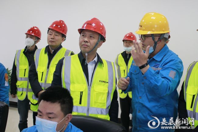 （在海螺水泥有限公司，毛健刚边看边听取企业负责人的工作汇报，并详细询问该公司安全生产工作部署、安全生产责任制落实、风险隐患排查、防范措施落实等情况）