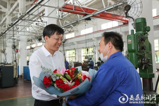 随后，刘非来到湖南兵器长城机械有限公司，走访慰问省五一劳动奖章获得者、省钳工状元刘建伟