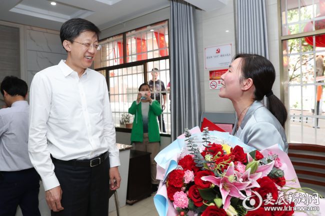 4月29日下午，娄底市委书记、市人大常委会主任刘非走访慰问奋战在一线的劳动模范和优秀职工代表，他首先慰问了省创优争先优秀共产党员、市劳动模范付新兵