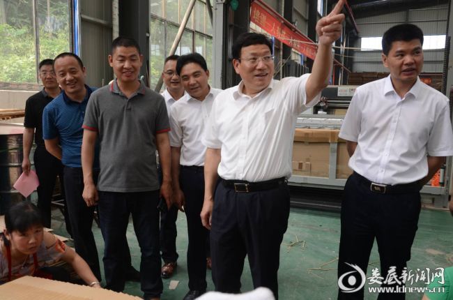 （华学健在井字镇莲塘村莲花山易地扶贫安置点、扶贫工厂调研）