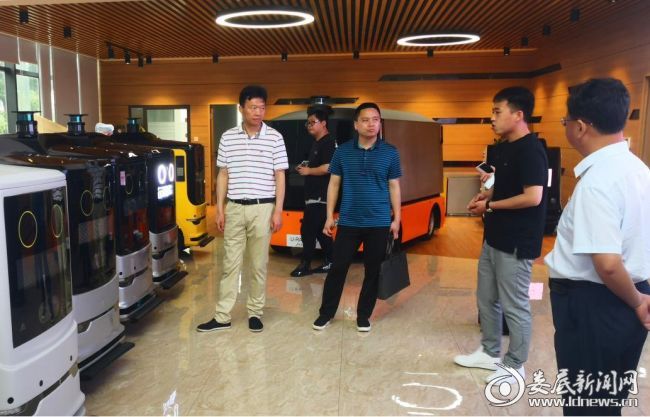 （考察组一行参观无人驾驶车辆）