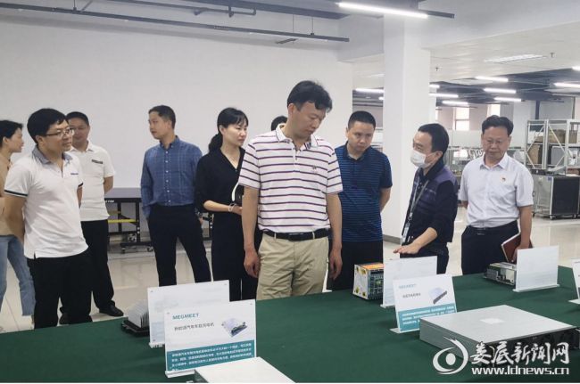 （考察组一行实地参观长沙经开区企业）