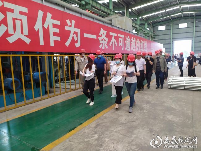 （参会代表和专家对娄星工业集中区的重点企业和污水处理厂进行了实地踏勘）