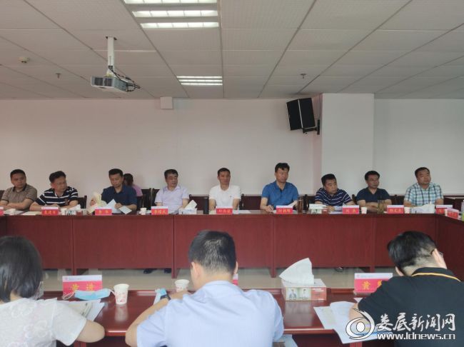 （湖南省生态环境厅规划环评处科长周吉主持，娄星区委副书记邓伟谋，娄星工业集中区党工委书记、管委会主任付朝晖及相关负责同志参加评审会议）