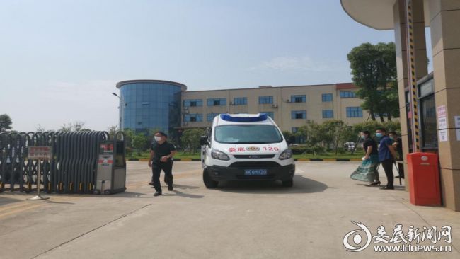 (演练现场，全员在突发情况认真开展各种应对措施、明晰防疫职责)