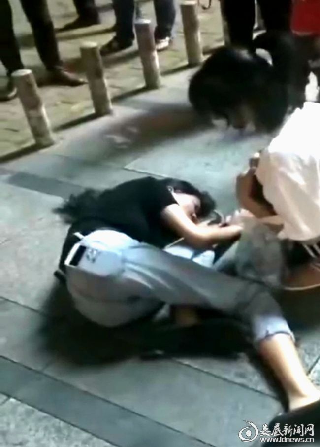 女孩休克倒地，同伴呼喊不应