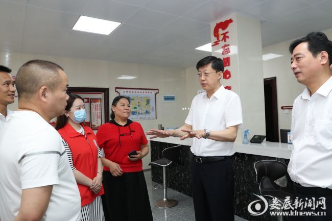 6月4日上午，娄底市委书记、市人大常委会主任刘非赴娄星区调研，他首先来到乐坪街道办事处金谷社区服务中心了解社区常态化疫情防控管理有关情况