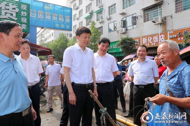 刘非还深入金谷社区部分楼栋，与社区居民、摊贩等交流，抽查社区网格化管理各项具体工作开展等情况