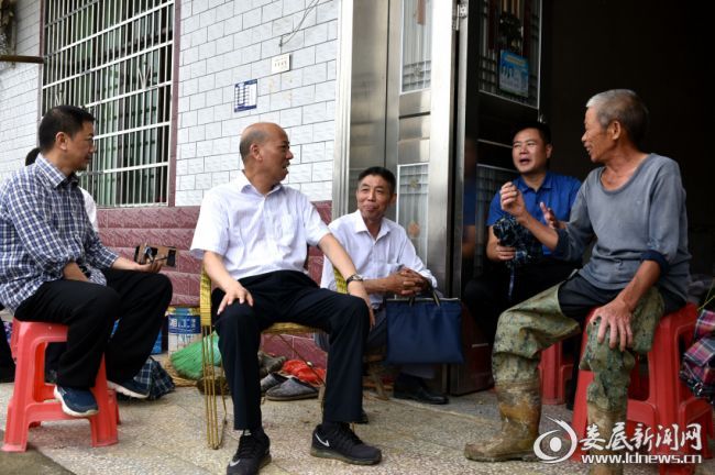 (6月3日,市人大常委会副主任陈明华到涟源调研农村耕地保护与利用工作。他强调,要坚决守住耕地红线,有效利用土地资源)