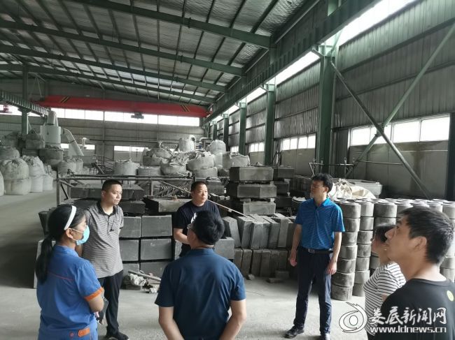 （检查组对娄底宏冶炉料有限公司开展安全检查）