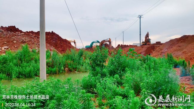 （图为标准厂房周边弃土场挖沟引流）