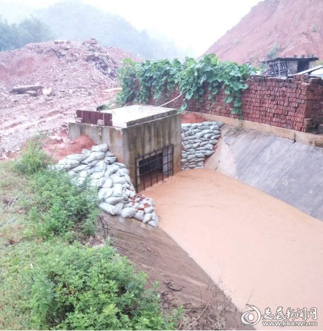 （图为涟滨西街B标白马水渠水沟清理、沙袋防护）