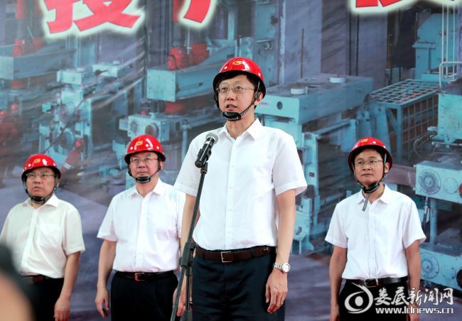 (市委书记、市人大常委会主任刘非宣布华菱涟钢棒材改造项目（棒三线）正式投产)
