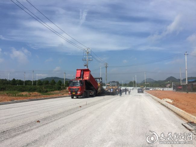 （6月15日 古溪街开始沥青铺筑）