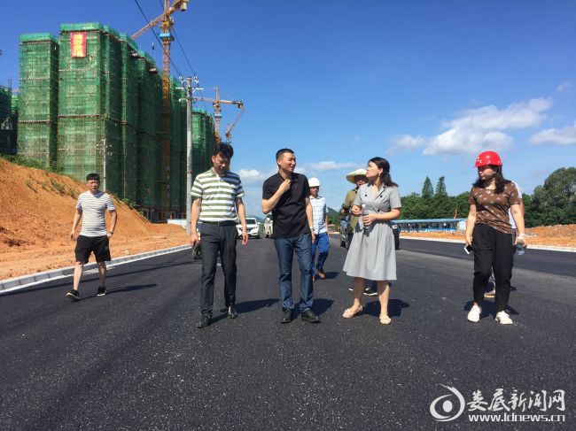 （图为6月17日区委副书记邓伟谋和娄星工业集中区党工委书记、管委会主任付朝晖在沥青路面上实地检查）