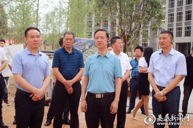 （6月18日，娄星区重点建设项目推进双周调度第一次会议走进娄星工业集中区，实地考察了娄星工业集中区部分重点重点项目建设情况，就如何推进重点项目建设提出明确要求。图为观摩组在娄星工业集中区创新创业基地一期项目现场）