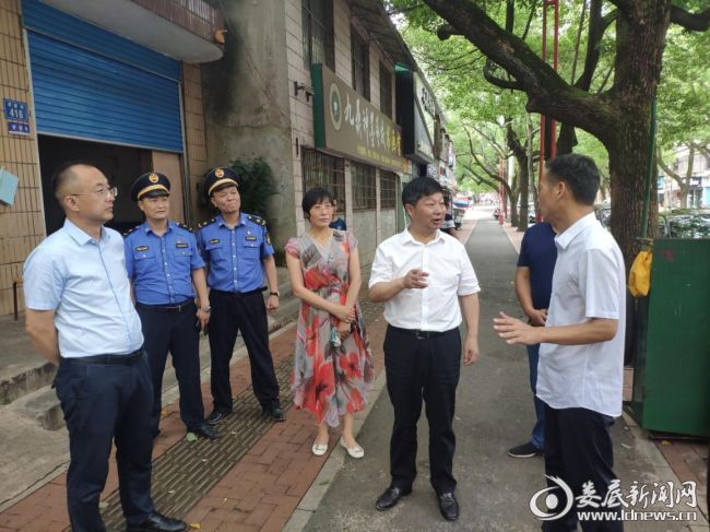 （6月18日，娄底市城管执法局局党组书记王浩海带队进行安全生产和创文专项督查工作）
