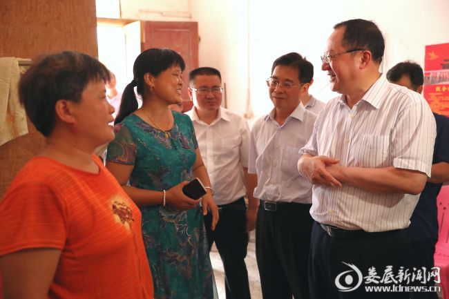 （在曾跃辉的家里，杨懿文关切询问曾跃辉妻子张洁萍的生活情况等）