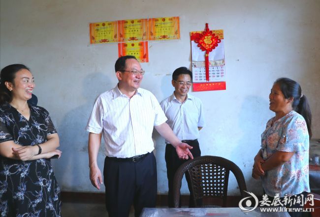 （在刘子阳家里，杨懿文向刘子阳的妻子了解了脱贫情况）