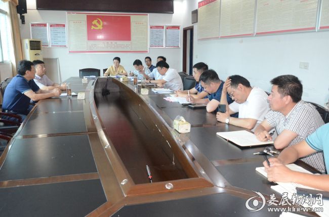 （华学健召集荣华乡开展脱贫攻坚入户调研的相关人员召开座谈会，听取他们工作的情况汇报，研究分析当前存在的问题，对下阶段工作重点进行安排部署）