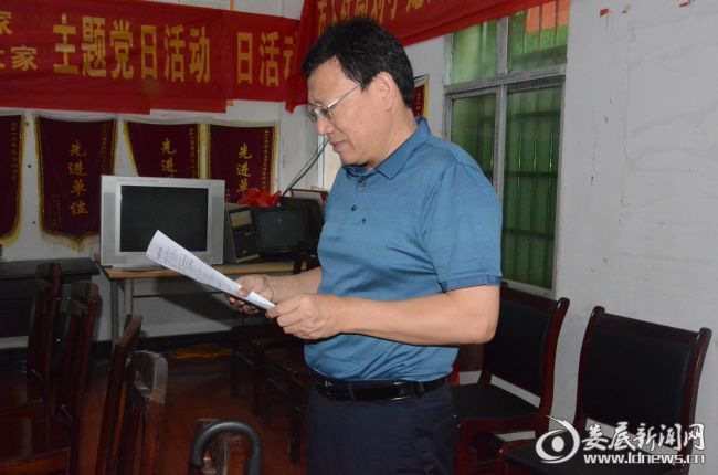 （华学健冒雨来到曹家村，逐项仔细查阅资料，检查脱贫攻坚问题整改成效）