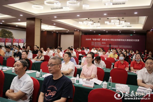 (参赛选手按照顺序依次上台)