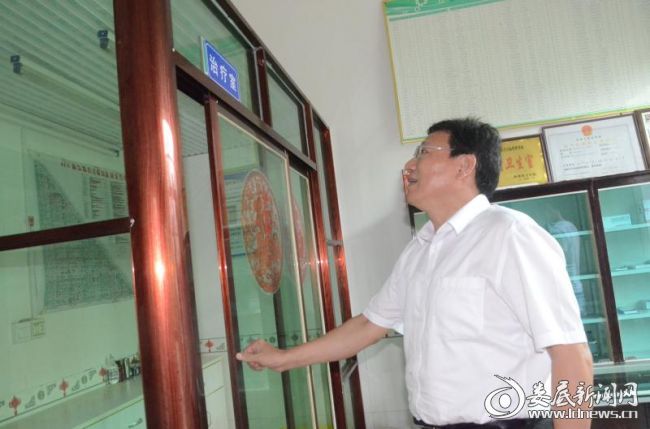 （华学健来到湴里村卫生室检查脱贫质量&ldquo;回头看&rdquo;发现问题整改工作）