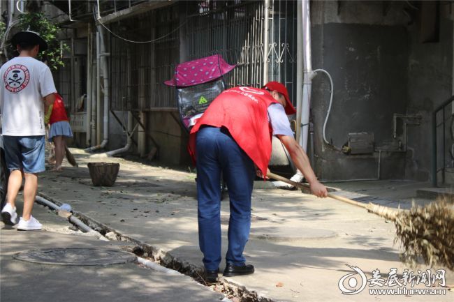 （7月17日，娄星工业集中区机关支部党员志愿者们走进花庙冲社区，开展“在职党员进社区，服务群众暖人心”活动）