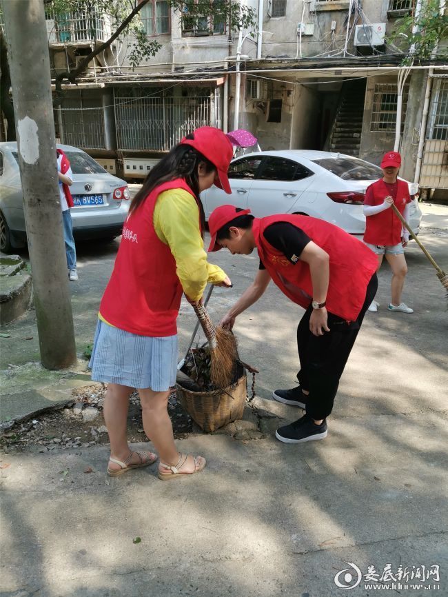 （活动中，党员志愿者们充分展现了不怕脏、不怕苦、不怕累，勇挑重担的良好精神风貌，认真清扫社区路面、死角垃圾，捡拾绿化带、草丛中的白色垃圾）
