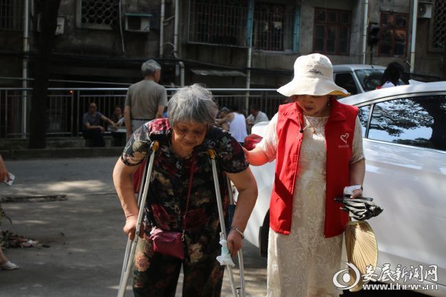 (亮身份、微服务,党员志愿者们在社区,穿戴好志愿马甲和小红帽,挽起衣袖,深入社区做志愿服务)