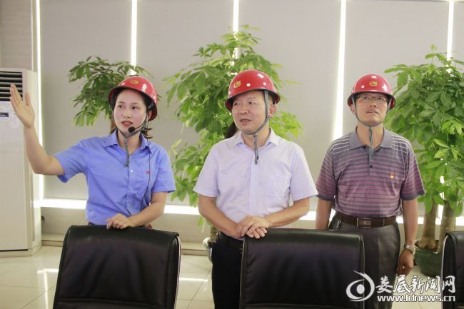 (调研组一行先后参观了炼铁厂八号高炉车间党支部、2250热轧板厂轧钢车间党支部、热处理板厂热处理车间党支部)