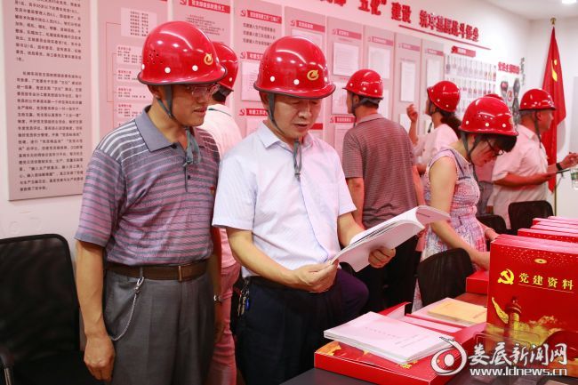 (调研组一行先后参观了炼铁厂八号高炉车间党支部、2250热轧板厂轧钢车间党支部、热处理板厂热处理车间党支部)