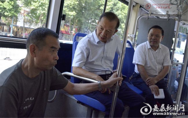 （8月18日下午，市国资委党委书记、主任侯迪凡一行采取随车抽查的方式，深入公交一线检查督导）