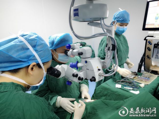 ▲廖华院长和唐玖鸿副院长为患者开展手术
